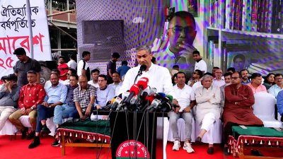বক্তব্য দিচ্ছেন শহীদ উদ্দীন চৌধুরী এ্যানি