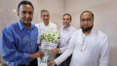 জামায়াতের সহকারি সেক্রেটারি জেনারেল এহসানুল মাহবুব জুবায়েরের কাছে একটি ফুলের তোড়া দেন বিএনপির এই দুই নেতা