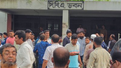 মোংলা বন্দর কর্তৃপক্ষ কর্মচারী সংঘের (সিবিএ) নির্বাচন ইস্যুতে আবারও বিক্ষোভে উত্তাল হয়ে উঠেছে বন্দর এলাকা