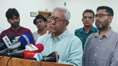 সাংবাদিকদের সঙ্গে কথা বলছেন নির্বাচন কমিশনের সিনিয়র সচিব আখতার আহমেদ