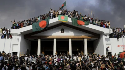 ২০২৪ সালের ৫ আগস্ট আওয়ামী লীগ সরকারের পতনের পর প্রধানমন্ত্রীর কার্যালয়ে আন্দোলনকারীরা