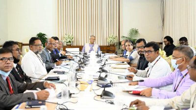রাষ্ট্রীয় অতিথি ভবন যমুনায় সমাজসেবা অধিদফতরের ঊর্ধ্বতন কর্মকর্তাদের সঙ্গে বৈঠকে বক্তব্য রাখছেন প্রধান উপদেষ্টা