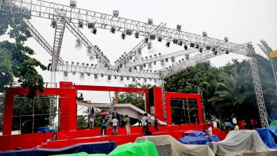 সেচ ভবনের উল্টো পাশে মঞ্চ তৈরির কাজ চলছে (ছবি সাজ্জাদ হোসেন)
