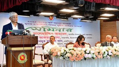 কথা বলছেন ড. সালেহউদ্দিন আহমেদ