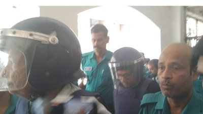 পুলিশের হেফাজতে আসামিরা