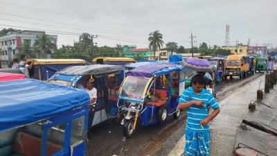 শ্রমিকরা সড়ক অবরোধ করলে যানজট বেধে যায়