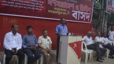 জাতীয় প্রেসক্লাবের সামনে গণসমাবেশে বক্তব্য রাখছেন বজলুর রশীদ ফিরোজ