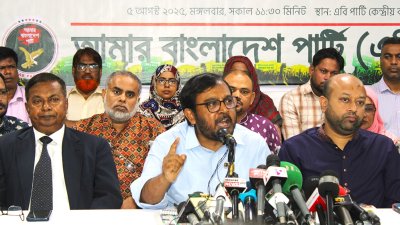 সংবাদ সম্মেলনে কথা বলছেন মজিবুর রহমান মঞ্জু