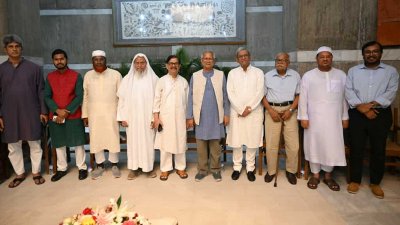 প্রধান উপদেষ্টার সঙ্গে রাজনৈতিক দলের নেতারা। ছবি: প্রেস উইং
