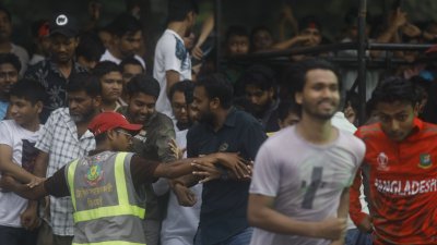 ব্যারিকেড টপকিয়ে ভেতরে প্রবেশ করছেন অনেক দর্শক। ছবি: সাজ্জাদ হোসেন