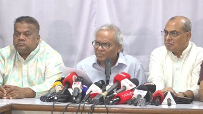 সাংবাদিকদের সঙ্গে কথা বলছেন অ্যাডভোকেট রুহুল কবির রিজভী