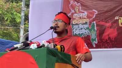 বক্তব্য দিচ্ছেন সাদিক কায়েম