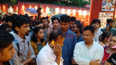 সহকারী প্রক্টর সহযোগী অধ্যাপক রফিকুল ইসলাম উপস্থিত থেকে স্বাধীনতাবিরোধীদের ছবিগুলো খুলে প্রক্টর অফিসে নিয়ে যান।