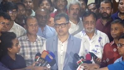 সাংবাদিকদের সঙ্গে কথা বলছেন সালাহ উদ্দিন আহমেদ