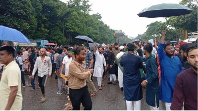 বৃষ্টি উপেক্ষা করেই মানিক মিয়া অ্যাভিনিউয়ে ভিড়