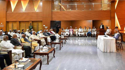 প্রধান উপদেষ্টার সঙ্গে বৈঠকে বিভিন্ন রাজনৈতিক দলের নেতারা (ফাইল ফটো)
