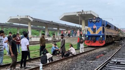 ট্রেন আটকে বিক্ষোভ