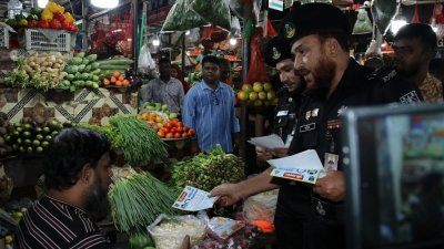 দোকানদার ও বাজারে আগত সাধারণ মানুষকে পলিথিন ব্যবহারের ক্ষতিকর প্রভাব সম্পর্কে অবহিত করা হয়
