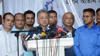 চট্টগ্রাম প্রেসক্লাবের উদ্যোগে আয়োজিত অনুষ্ঠানে বক্তব্য রাখেন বিএনপির স্থায়ী কমিটির সদস্য আমির খসরু মাহমুদ চৌধুরী