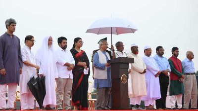 বিভিন্ন রাজনৈতিক দলের নেতাদের নিয়ে জুলাই ঘোষণাপত্র পাঠ করছেন প্রধান উপদেষ্টা ড. মুহম্মদ ইউনূস। ছবি: প্রেস উইং