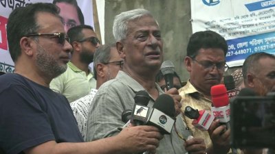 সাংবাদিকদের সঙ্গে কথা বলছেন বিএনপি চেয়ারপারসনের উপদেষ্টা জয়নুল আবেদিন ফারুক