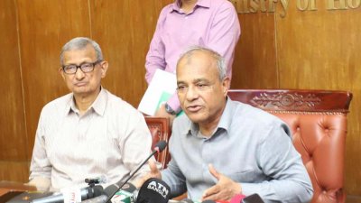 সাংবাদিকদের ব্রিফ করেন স্বরাষ্ট্র উপদেষ্টা