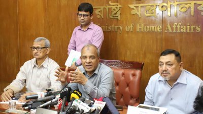 বৈঠক শেষে সাংবাদিকদের ব্রিফ করছেন স্বরাষ্ট্র উপদেষ্টা
