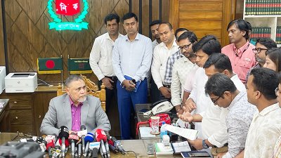 সিইসিকে স্মারকলিপি দিচ্ছেন আরএফইডি’র নেতারা