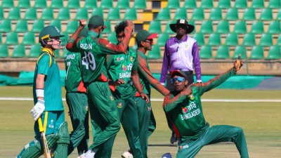 দক্ষিণ আফ্রিকার উইকেট নিয়ে বাংলাদেশের উদযাপন