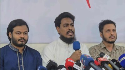 সংবাদ সম্মেলনে বক্তব্য রাখছেন আখতার হোসেন