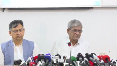 কথা বলছেন  মির্জা ফখরুল ইসলাম আলমগীর
