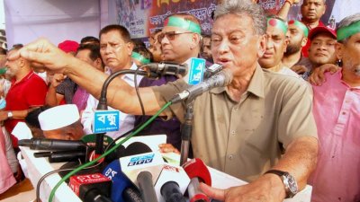 চট্টগ্রামে বিজয় শোভাযাত্রার আগে সামাবেশে বক্তব্য দেন বিএনপির স্থায়ী কমিটির সদস্য আমির খসরু মাহমুদ চৌধুরী