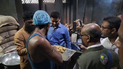 মিষ্টির দোকানে ভ্রাম্যমাণ আদালতের অভিযান