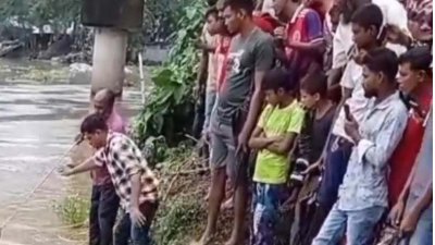 মরদেহ দেখতে স্থানীয়দের ভিড়