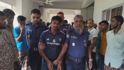 আদালত প্রাঙ্গণে আসামিরা