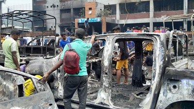 আগুনে পুড়ে যাওয়া যাত্রাবাড়ী থানা ভবন ও থানা কম্পাউন্ডে রাখা পুড়ে যাওয়া যানবাহন