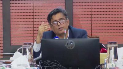 সাংবাদিকদের সঙ্গে কথা বলেন প্রেস সচিব শফিকুল আলম