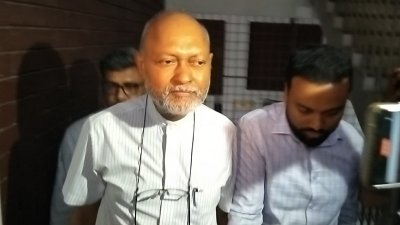 আদালত প্রাঙ্গণে বেরোবির সাবেক উপাচার্য নাজমুল আহসান কলিমউল্লাহ