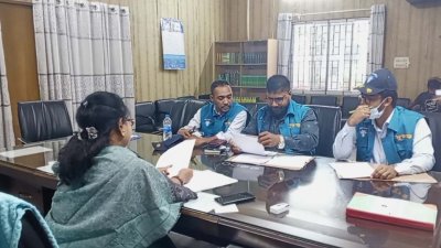 দুদকের চার সদস্যের একটি টিম এ অভিযান পরিচালনা করে