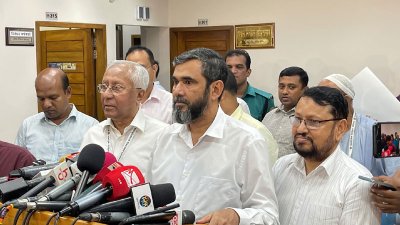 সাংবাদিকদের সঙ্গে কথা বলছেন নির্বাচন কমিশনার ব্রিগেডিয়ার জেনারেল (অব.) আবুল ফজল মো. সানাউল্লাহ