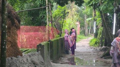 কবরের পাশে দাঁড়িয়ে কান্না-আহাজারি করছেন স্বজনরা