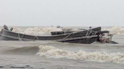 ভেসে আসা নিমজ্জিত ট্রলার
