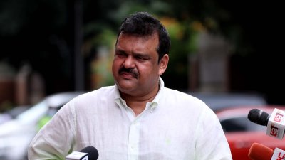 সংবাদ মাধ্যমের সঙ্গে কথা বলেছেন আকরাম খান।