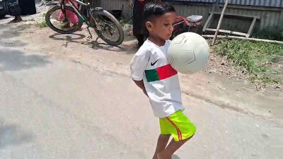 ফুটবল নিয়ে সোহানের প্রদর্শনী