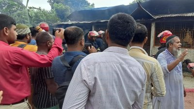 হত্যার ঘটনায় ক্ষুব্ধ হয়ে অভিযুক্তদের বাড়িতে আগুন দিয়েছে এলাকাবাসী