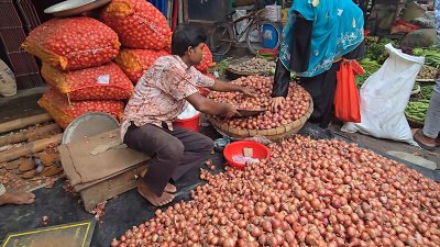 পেঁয়াজ কিনছেন এক ভোক্তা