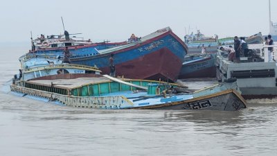 স্রোতে ডুবে যাওয়া ট্রলার