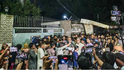 বাসভবনের সামনে বিক্ষোভরত শিক্ষার্থীদের সঙ্গে কথা বলেন উপাচার্য অধ্যাপক নিয়াজ আহমেদ খান