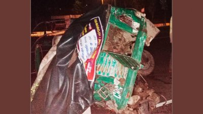দুমড়েমুচড়ে যাওয়া সিএনজিচালিত অটোরিকশা