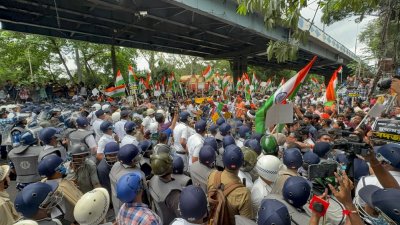 আন্দোলনকারীদের ছত্রভঙ্গ করতে লাঠিচার্জ শুরু করে পুলিশ
